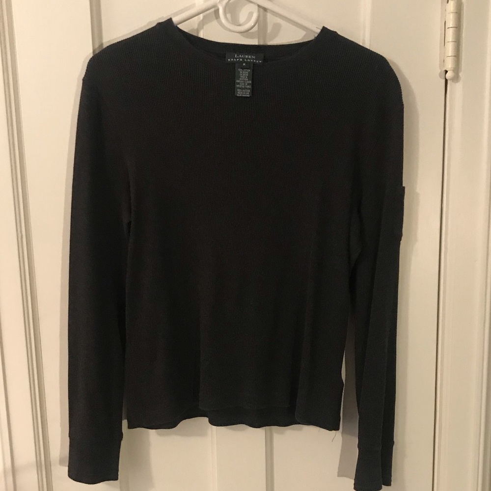 Crew neck top with pocket.